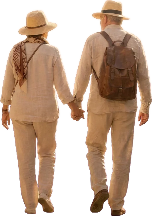 Pareja de pensionados paseando por un patio andaluz